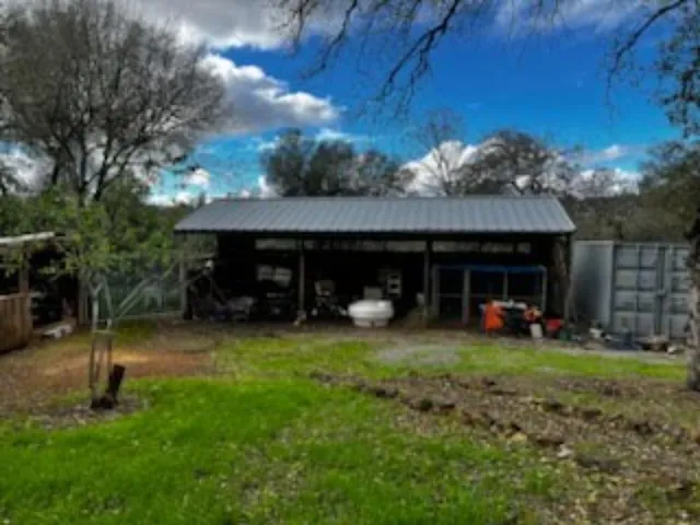 a view of a house with backyard