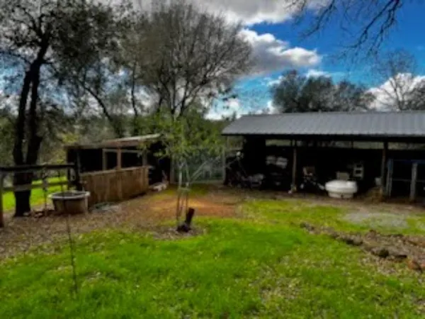 a view of a house with backyard