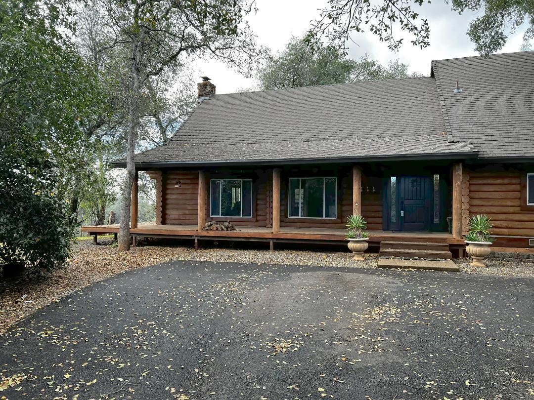13606 Jeep Trail Redding, CA 96003 - Photo 2 of 29 a front view of a house with a garden