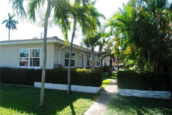 a view of a house with backyard and a tree