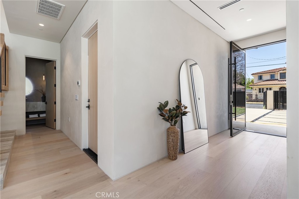 15721 Addison Street Encino, CA 91436 - Photo 25 of 69