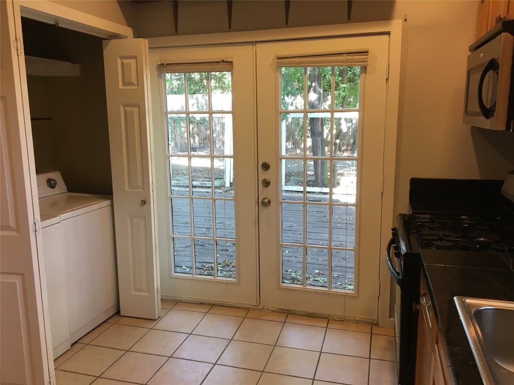4802 Clarkson Avenue Austin, TX 78751 - Photo 15 of 38 a view of an empty room with a window