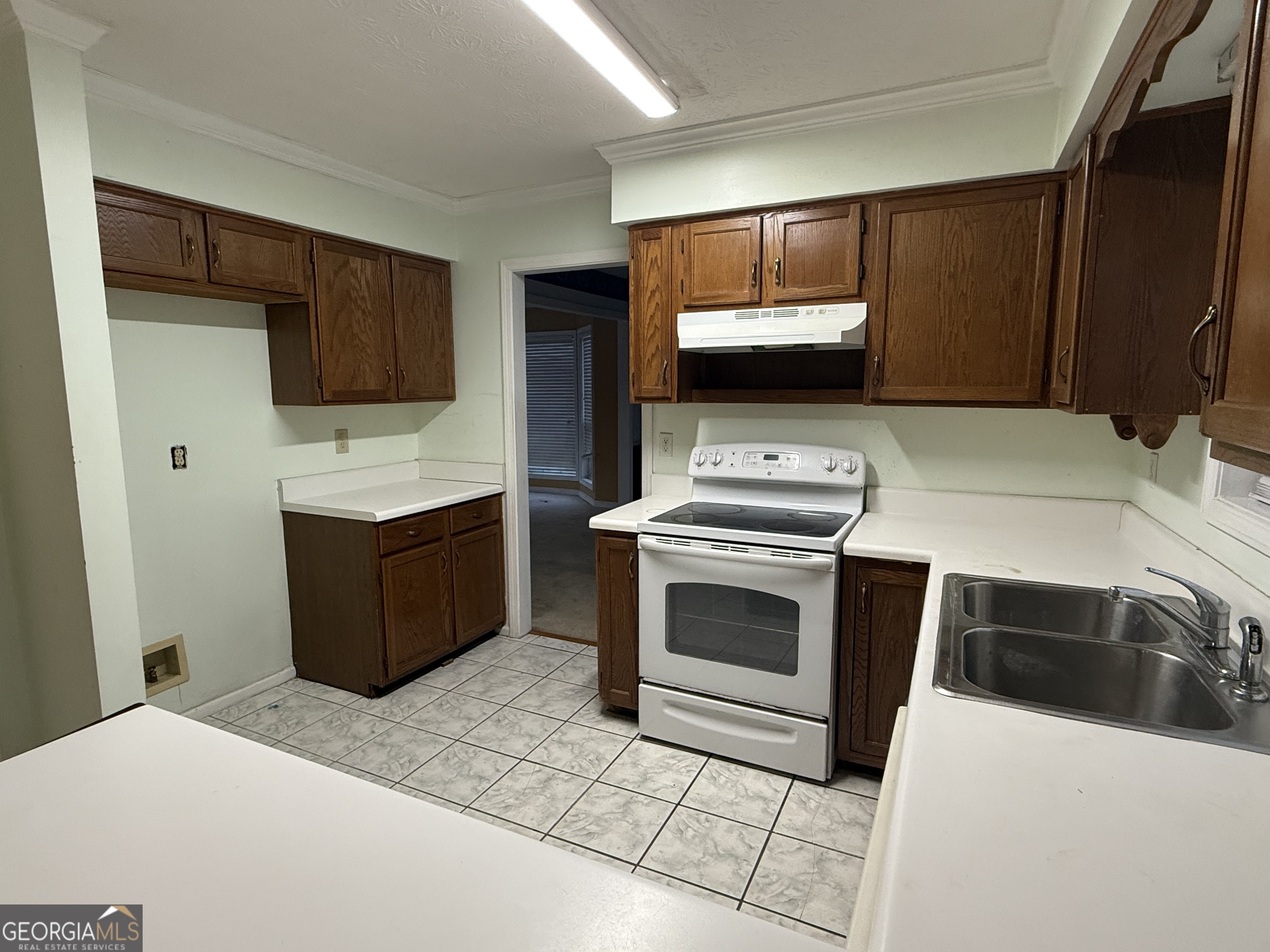 1716 Inlet Cove Court Snellville, GA 30078 - Photo 6 of 17 a kitchen with a stove and a microwave