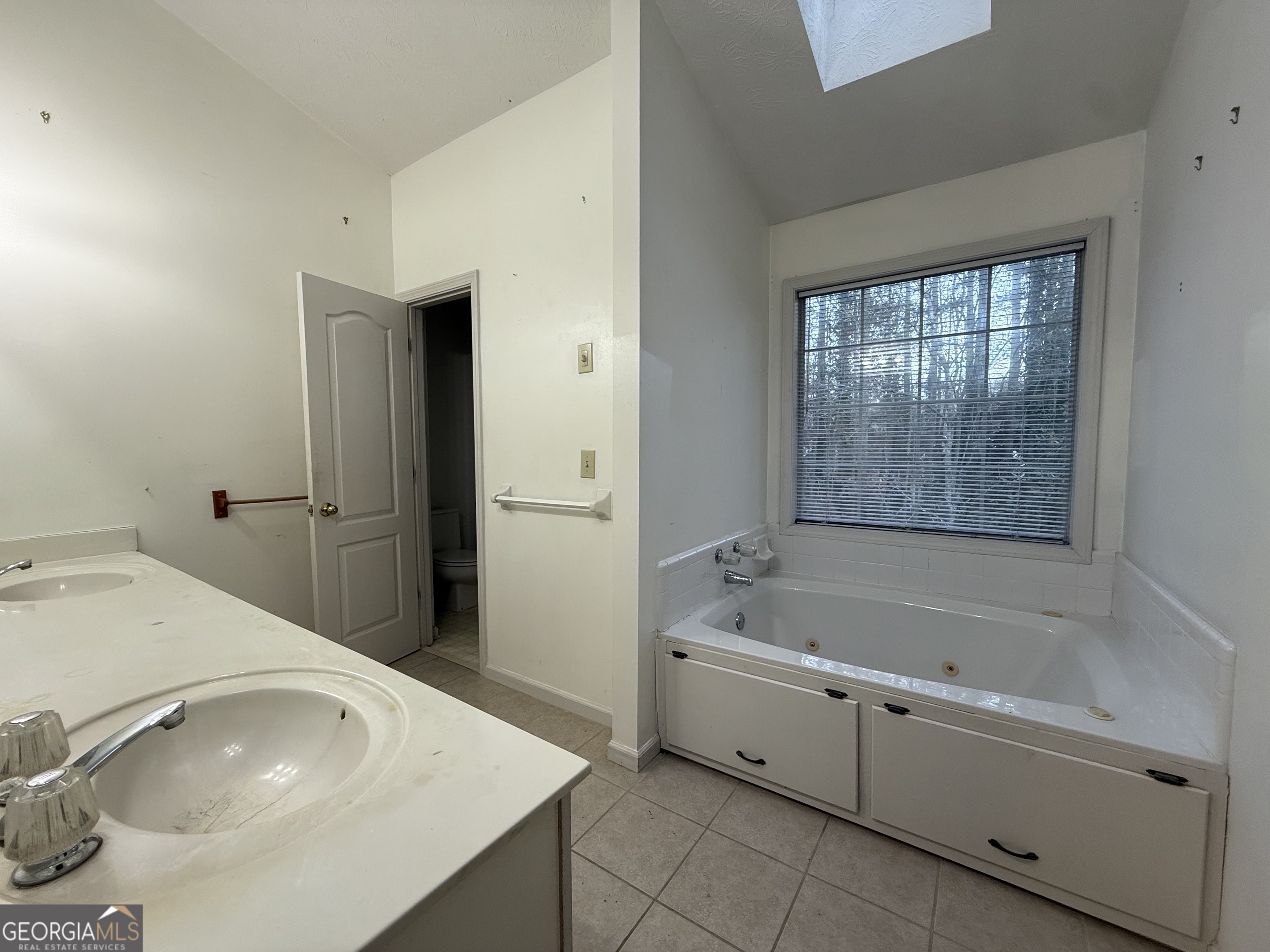 1716 Inlet Cove Court Snellville, GA 30078 - Photo 9 of 17 a bathroom with a sink and a bathtub