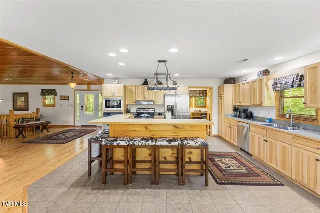 $999,999 | 2213 Woodcock Trail, Sevierville, TN 37876