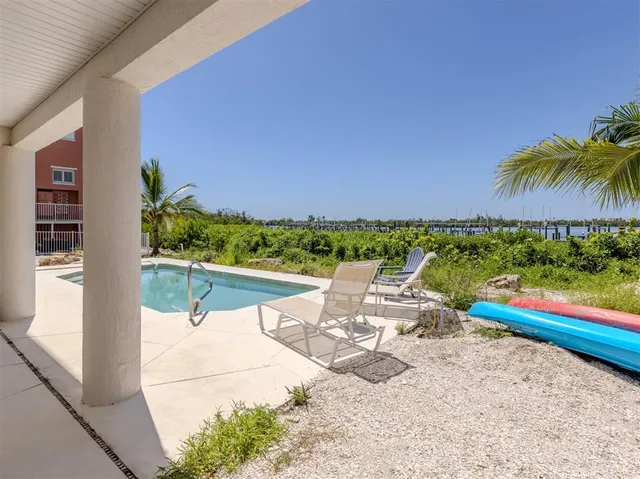 $685,000 | 1400 Beach Road, Unit 3, Englewood, FL 34223
