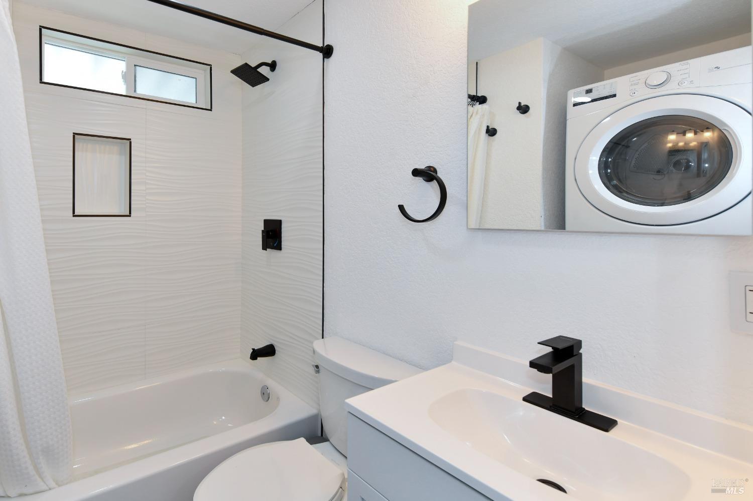 541 Mason Street, Unit 8 Healdsburg, CA 95448 - Photo 15 of 24 a bathroom with a sink a bathtub and a shower