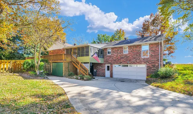 a view of empty room with door