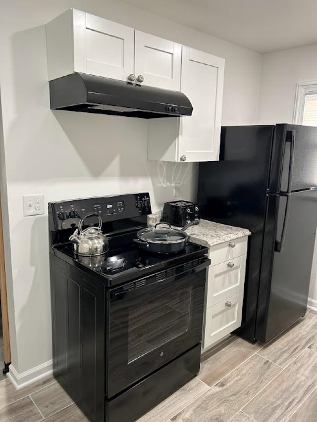 713 West Peebles Road Memphis, TN 38109 - Photo 3 of 7 a stove top oven sitting inside of a kitchen