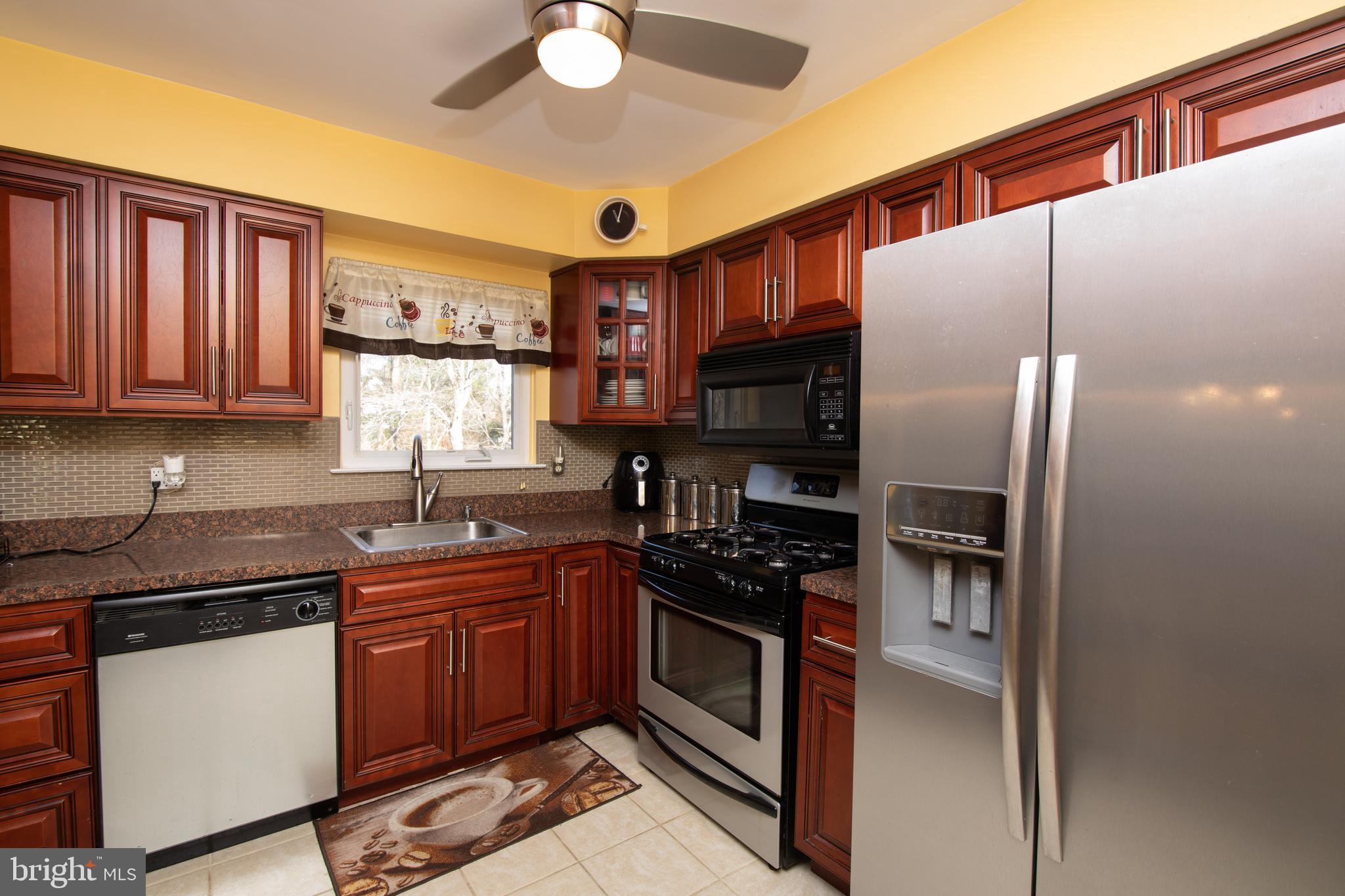 7 Hawthorne Road Sicklerville, NJ 08081 - Photo 11 of 37 Kitchen with Upgraded Cabinets