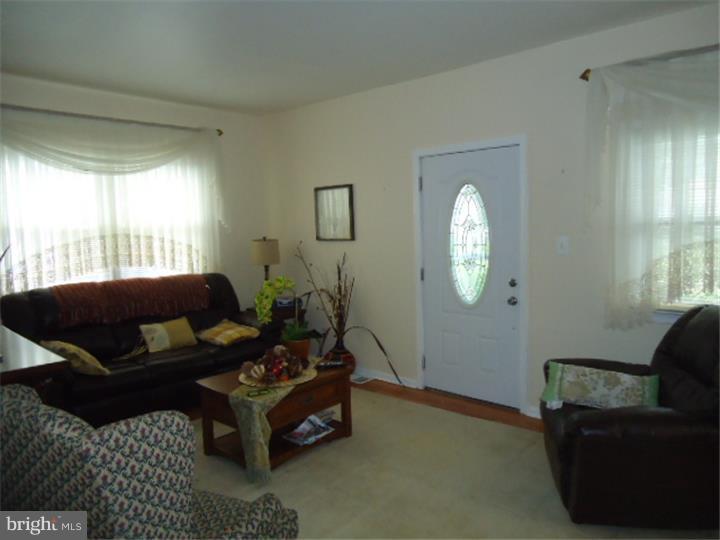 1290 Lower Ferry Road Trenton, NJ 08618 - Photo 5 of 22 Living Room