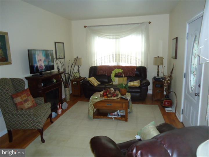 1290 Lower Ferry Road Trenton, NJ 08618 - Photo 6 of 22 Living Room