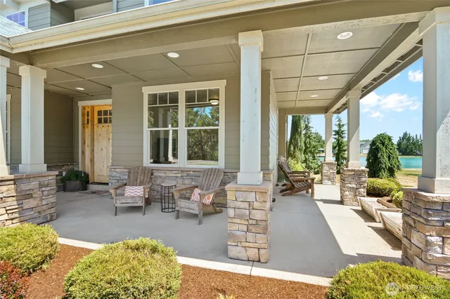 a living room filled with furniture