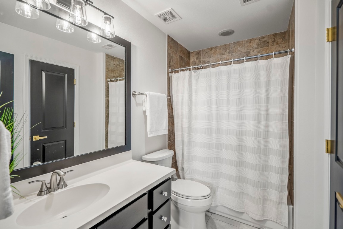 39 Beacons Light Place Tomball, TX 77375 - Photo 30 of 50 Secondary bedroom full en-suite bathroom.