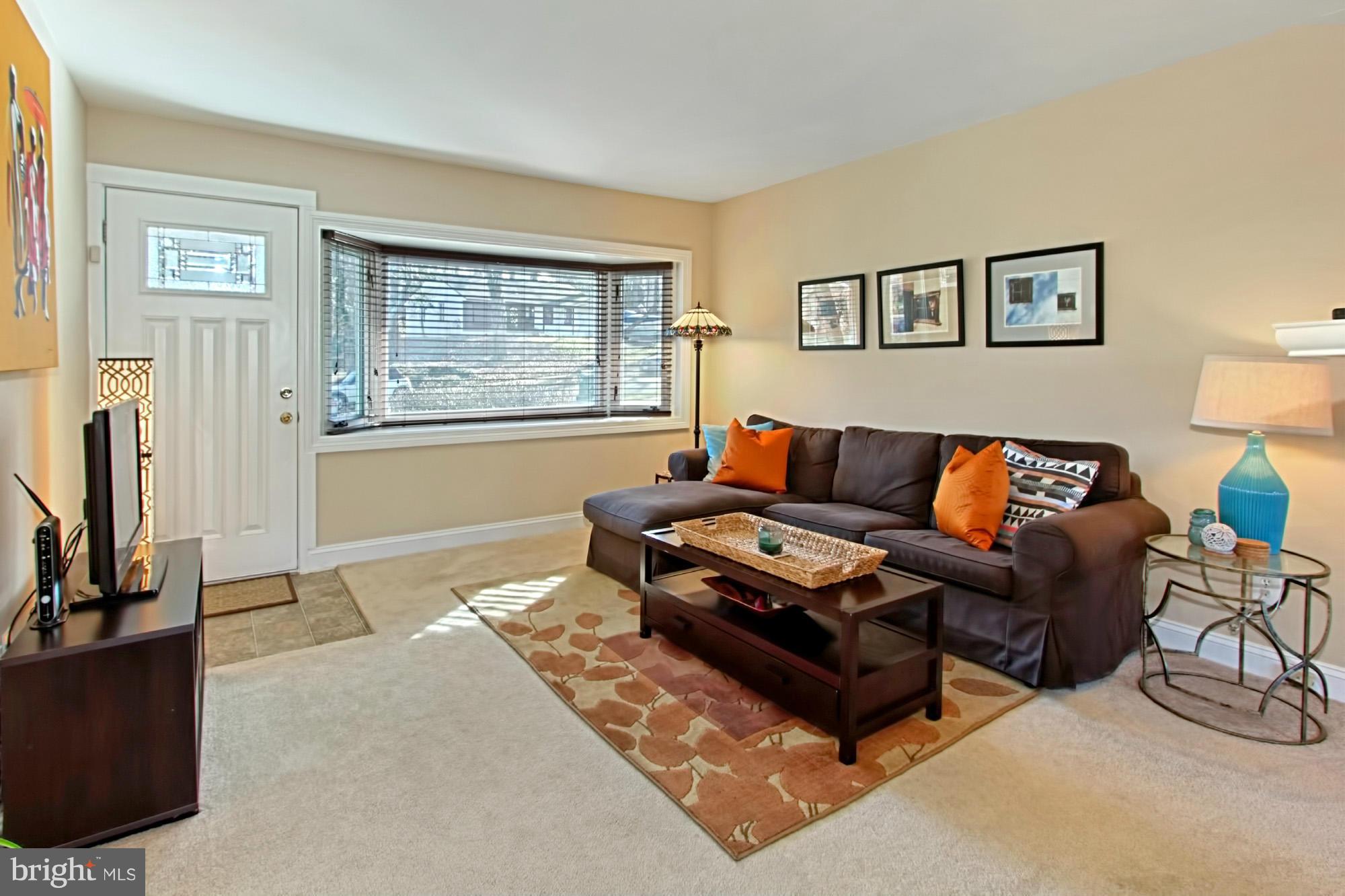 6402 Julian Street Springfield, VA 22150 - Photo 5 of 30 Living Room