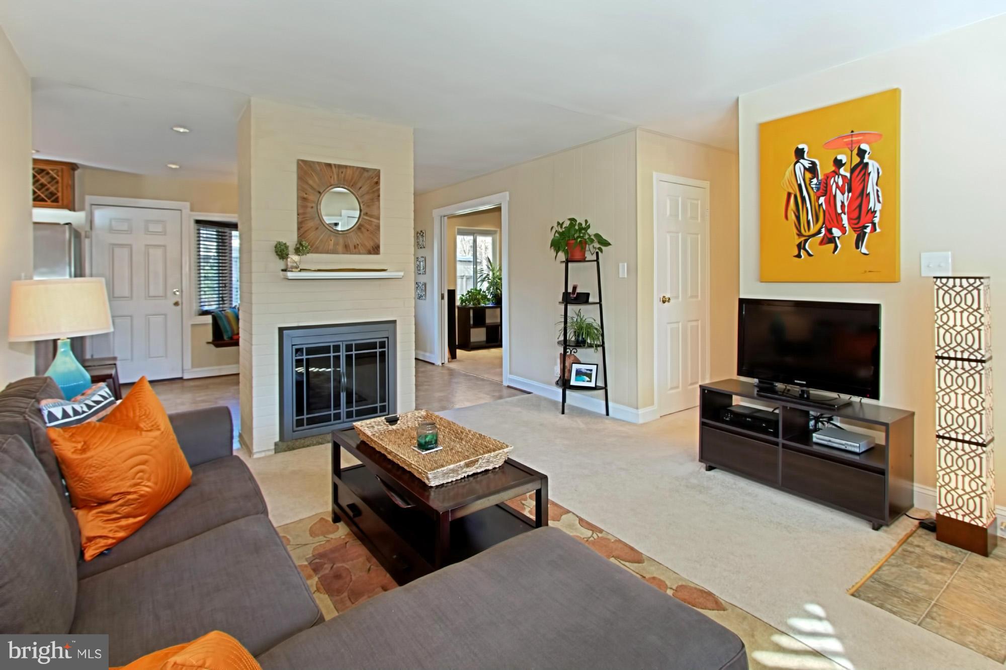6402 Julian Street Springfield, VA 22150 - Photo 7 of 30 Living Room
