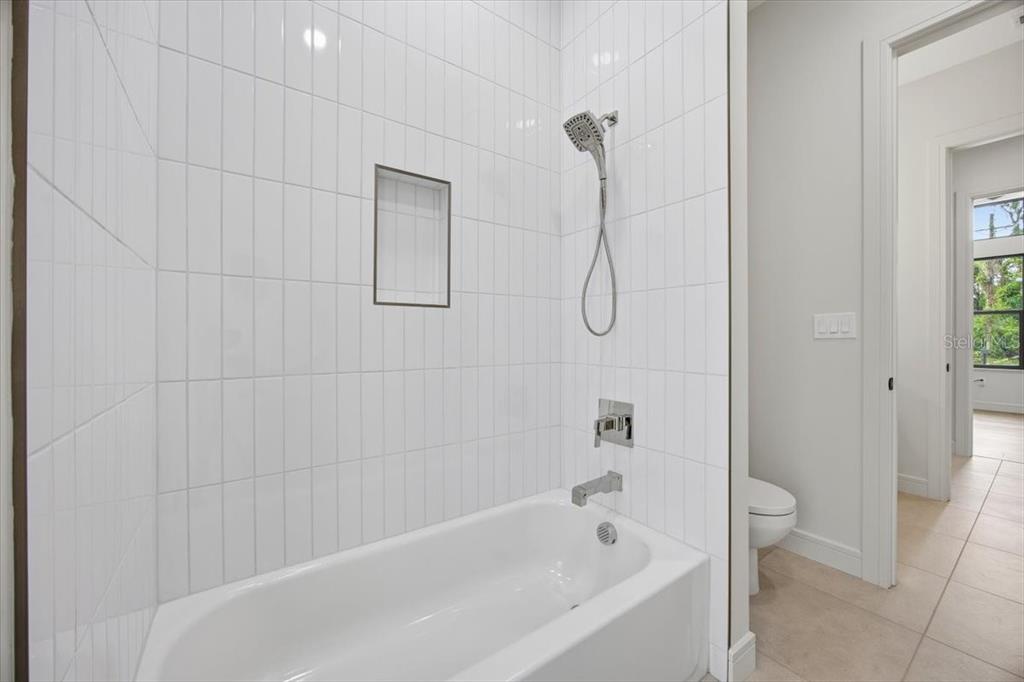 104 South Maki Road Plant City, FL 33563 - Photo 17 of 28 a bathroom with a bathtub