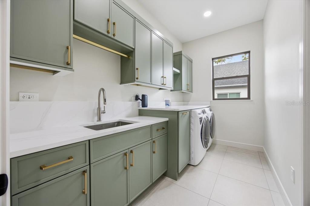104 South Maki Road Plant City, FL 33563 - Photo 22 of 28 a utility room with cabinets washer and dryer