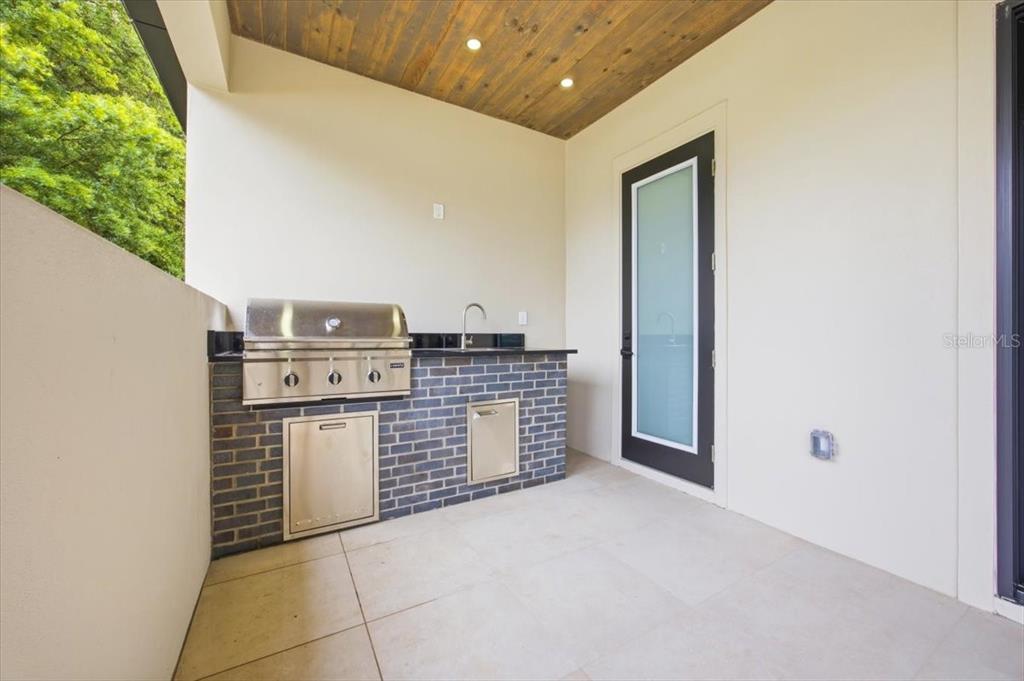 104 South Maki Road Plant City, FL 33563 - Photo 23 of 28 a kitchen with a stove and a refrigerator