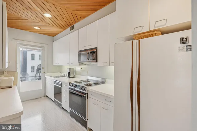 en empty room with closet