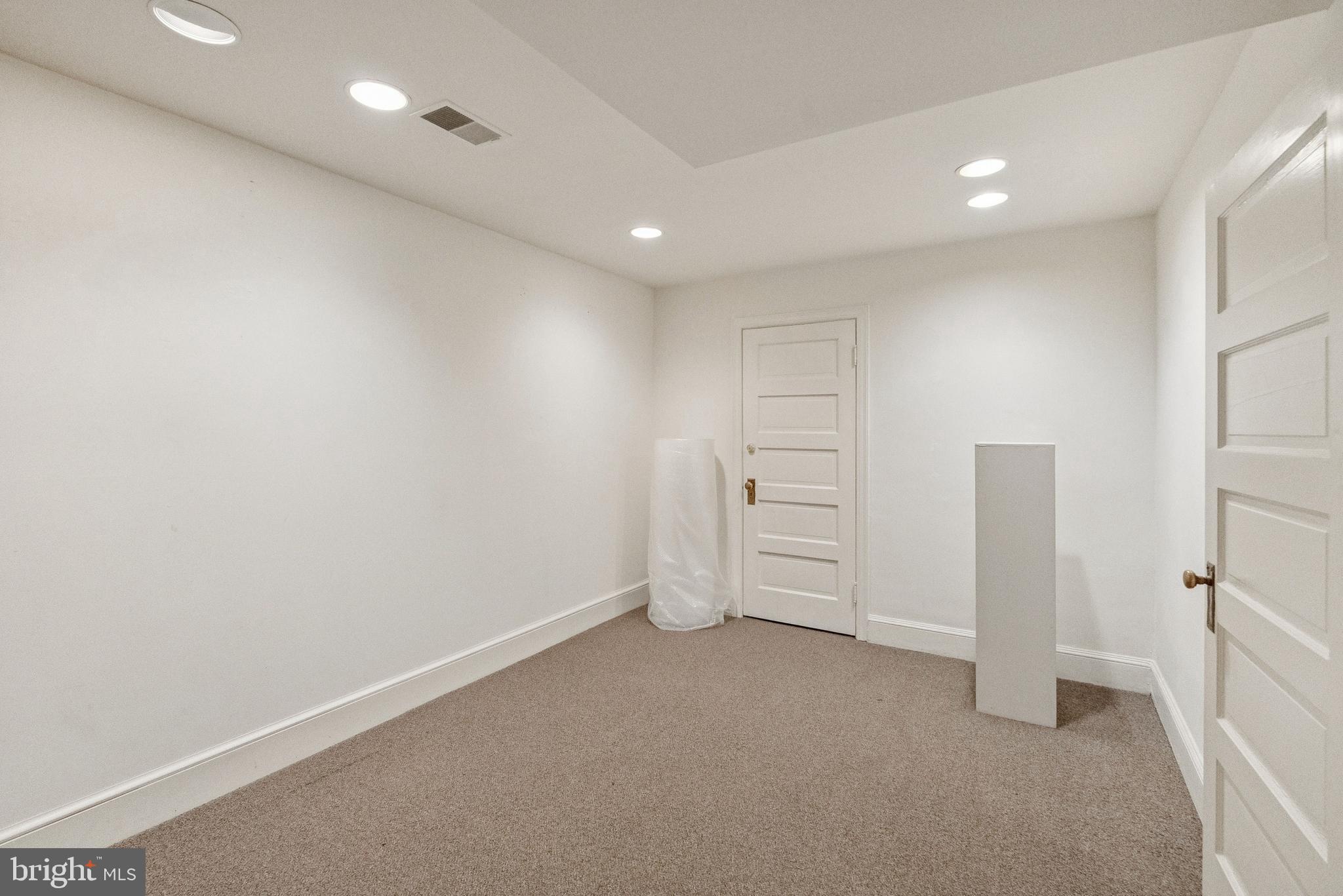 2012 R Street Northwest Washington, DC 20009 - Photo 19 of 31 en empty room with closet