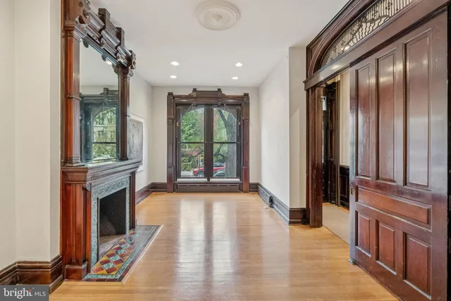 a view of an entryway with livingroom