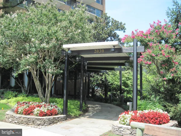 $1,950 | 2030 North Adams Street, Unit 1008, Arlington, VA 22201
