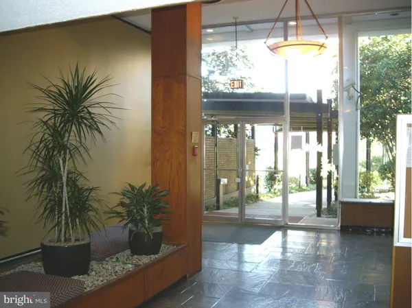 $1,950 | 2030 North Adams Street, Unit 1008, Arlington, VA 22201