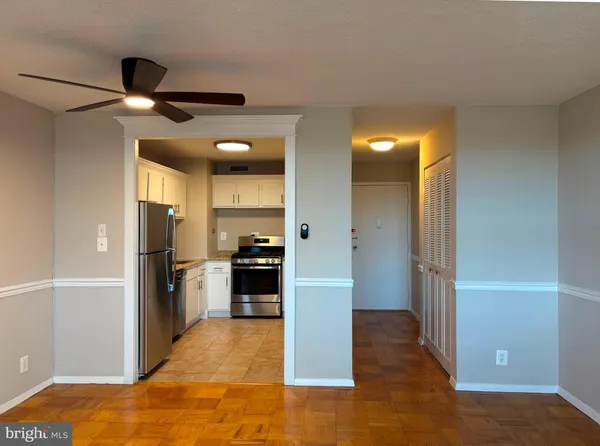 $1,950 | 2030 North Adams Street, Unit 1008, Arlington, VA 22201