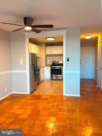 $1,950 | 2030 North Adams Street, Unit 1008, Arlington, VA 22201