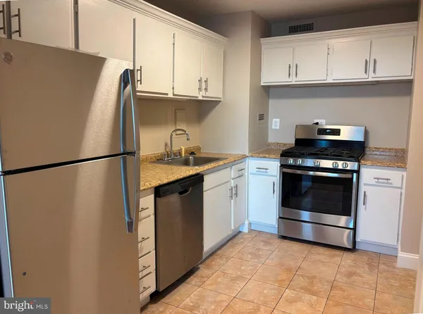 $1,950 | 2030 North Adams Street, Unit 1008, Arlington, VA 22201
