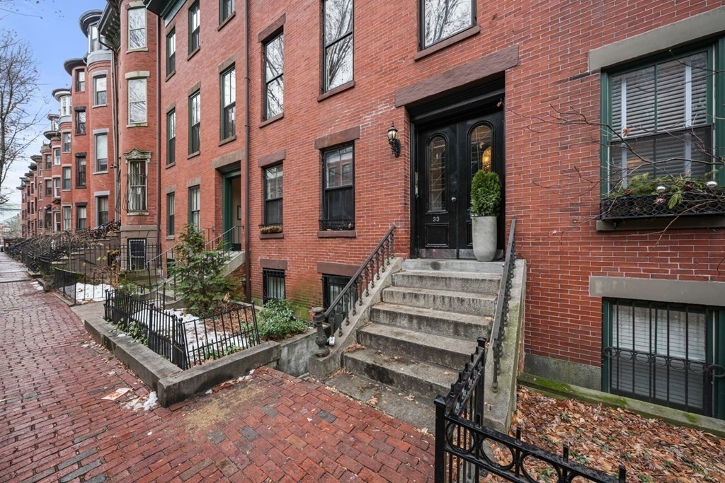 33 East Springfield Street, Unit 1 Boston, MA 02118 - Photo 29 of 31 front view of a brick building