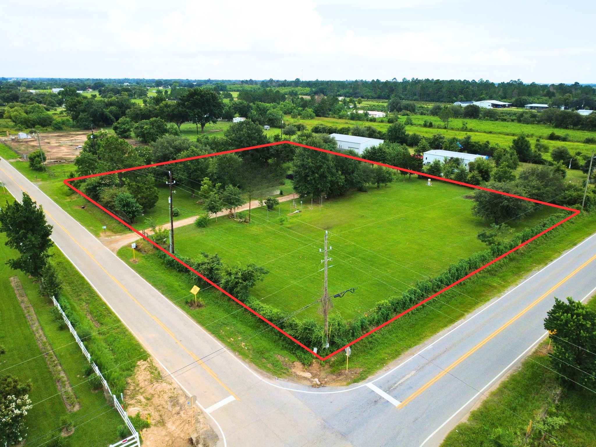 29927 Waller Spring Creek Road Waller, TX 77484 - Photo 4 of 8 a view of a backyard with a garden and plants