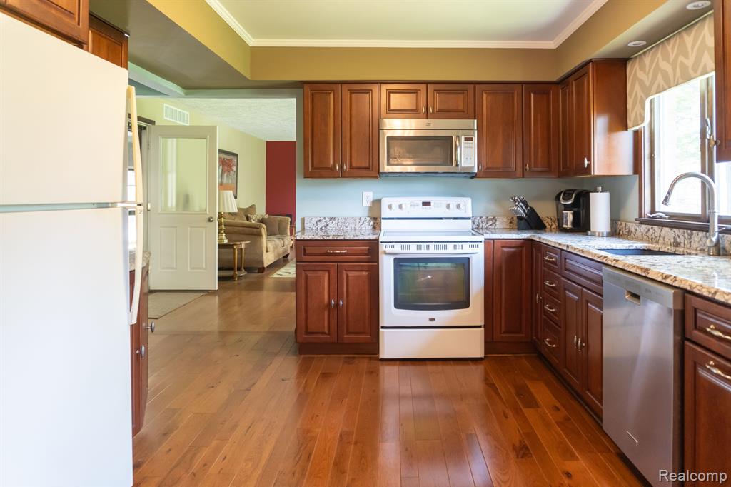 20541 Barton Road Pinckney, MI 48169 - Photo 10 of 47