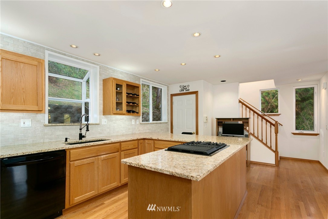 7120 Meadowdale Beach Road Edmonds, WA 98026 - Photo 8 of 31 Gallery Image 8