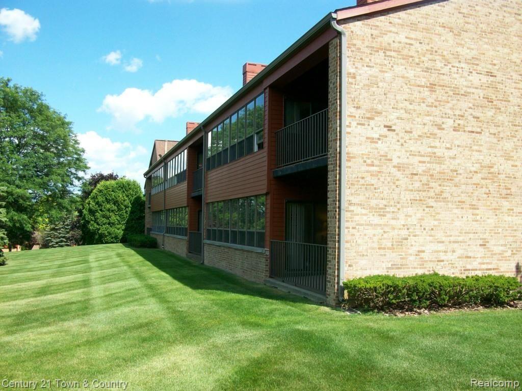 969 GreenView Court, Unit 38 Rochester, MI 48307 - Photo 2 of 37 2-100_1716.jpg