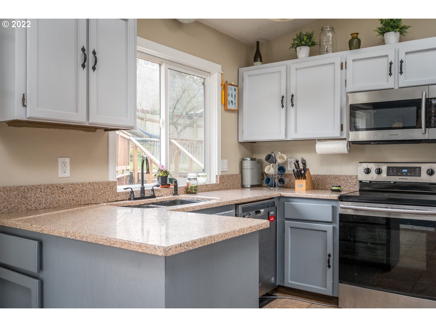 916 Southwest 4th Street Gresham, OR 97080 - Photo 6 of 23 Gallery Image 6