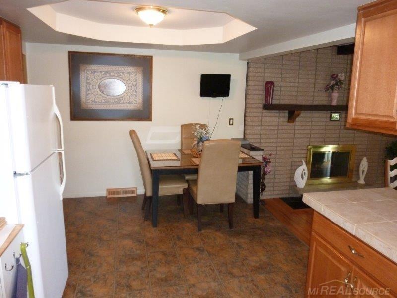 30514 Ridgefield Avenue Warren, MI 48088 - Photo 7 of 22 31259041-6.JPG