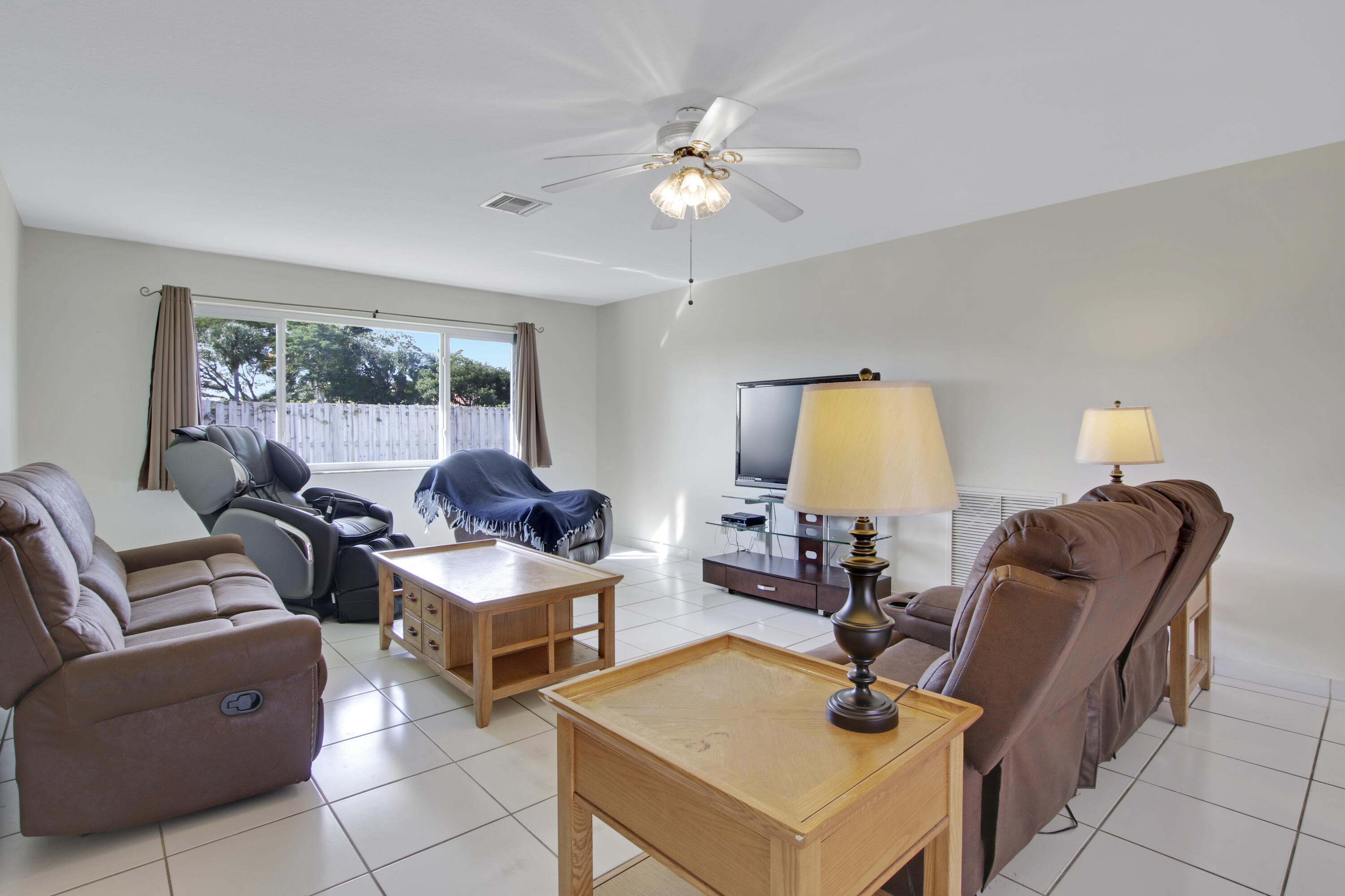2480 Windsor Road Palm Beach Gardens, FL 33410 - Photo 19 of 44 Family room
