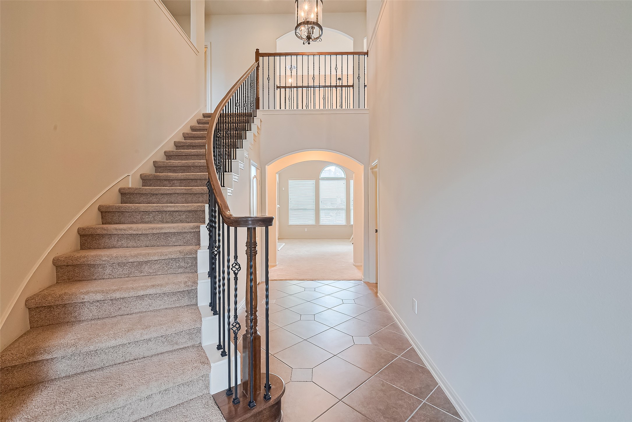 19 Sandwell Place Spring, TX 77389 - Photo 4 of 50 Bright and welcoming entry foyer.