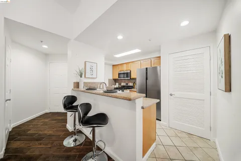 $344,000 | 280 Caldecott Lane, Unit 321, Oakland, CA 94618