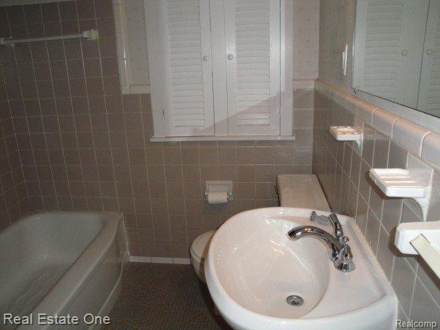 1997 Cambridge Road Berkley, MI 48072 - Photo 16 of 25 2nd full entry level bath