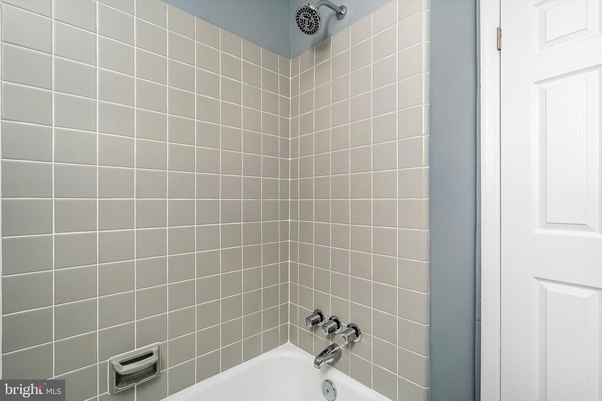 40 Unwin Drive Hamilton, NJ 08610 - Photo 18 of 26 a bathroom with a bathtub