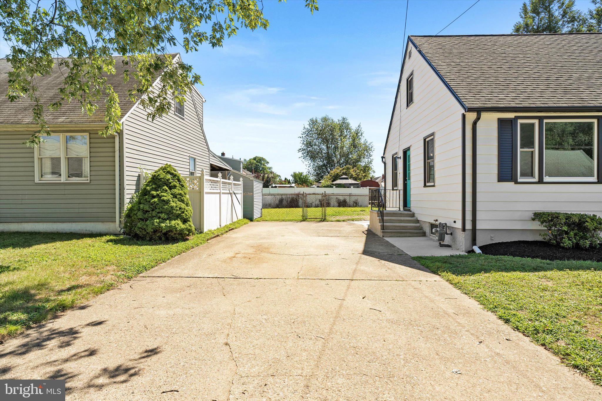40 Unwin Drive Hamilton, NJ 08610 - Photo 4 of 26 a view of a house with backyard and sitting area
