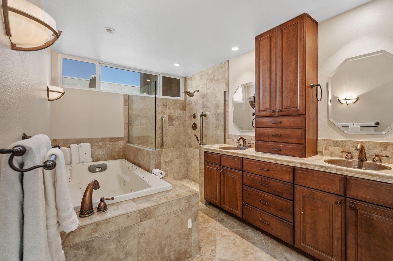 48 Pebble Beach Drive Rancho Mirage, CA 92270 - Photo 5 of 35 25_12136624_189772_189772-EI-125