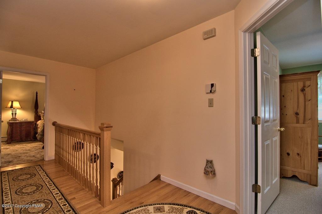 223 Thomas Road Blakeslee, PA 18610 - Photo 30 of 49 2nd Floor Hall View 1