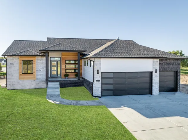 $384,645 | 4909 Emerald Court, Maize, KS 67101