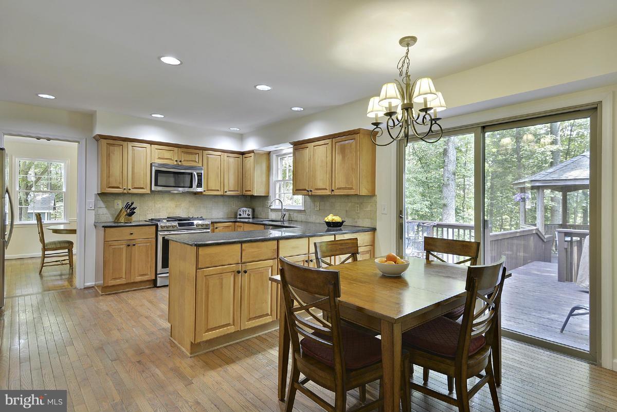 11017 Blue Roan Road Oakton, VA 22124 - Photo 3 of 30 Eat-In Kitchen with Granite Ctops & SS Appliances