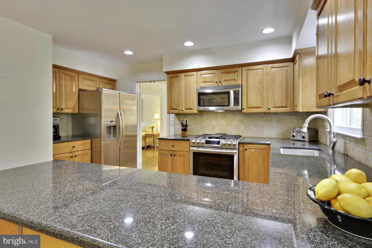 11017 Blue Roan Road Oakton, VA 22124 - Photo 4 of 30 Kitchen with Tons of Cabinets & Gas Stove