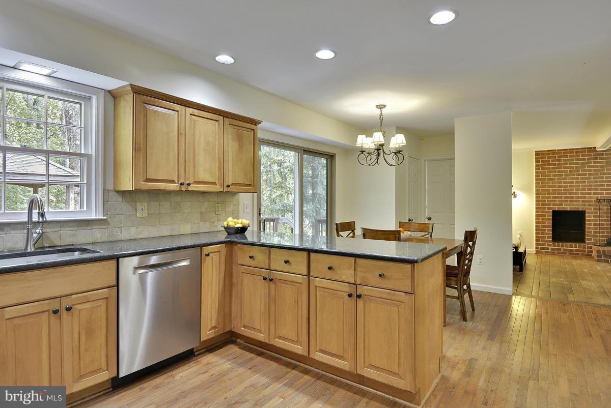 11017 Blue Roan Road Oakton, VA 22124 - Photo 5 of 30 Eat-In Kitchen with Sliding Door to Deck
